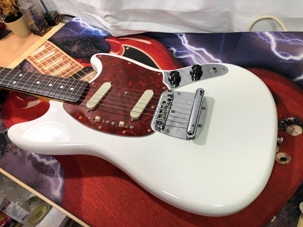 65年スタイルのFender JAPAN MUSTANG